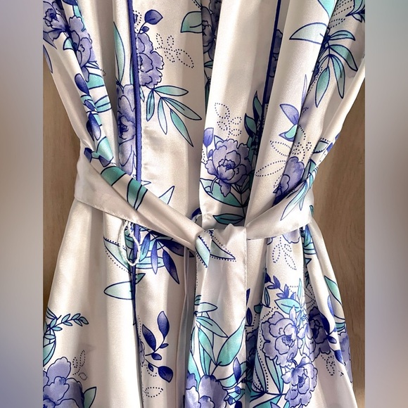 NWT MORGAN TAYLOR Satin Floral Robe Blue Purple White Women’s S/M - Picture 6 of 12